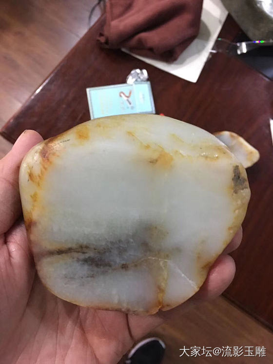 前段时间出售的一块作料，工作室把他切了，这是一块一斤多的料子，白度皮色都有了，就..._和田玉
