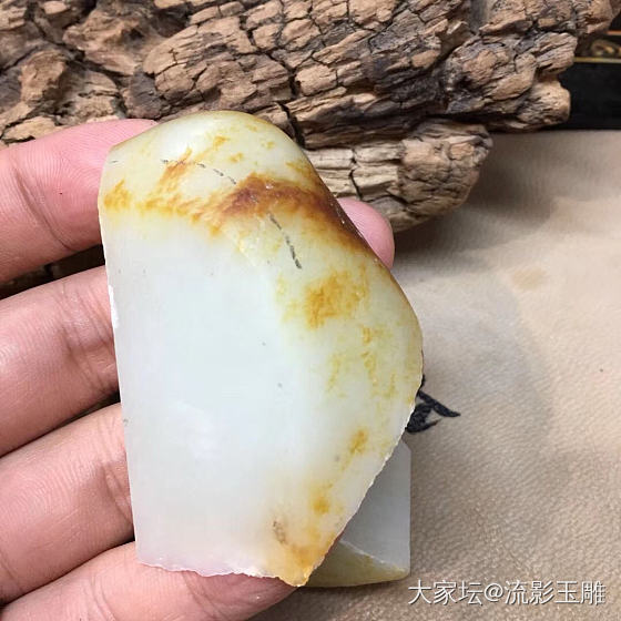 前段时间出售的一块作料，工作室把他切了，这是一块一斤多的料子，白度皮色都有了，就..._和田玉