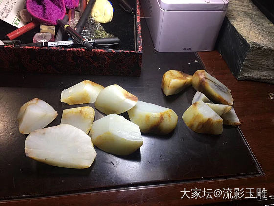 前段时间出售的一块作料，工作室把他切了，这是一块一斤多的料子，白度皮色都有了，就..._和田玉