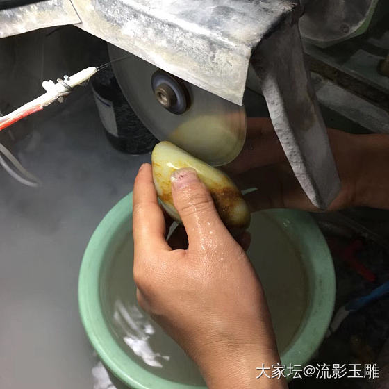 前段时间出售的一块作料，工作室把他切了，这是一块一斤多的料子，白度皮色都有了，就..._和田玉