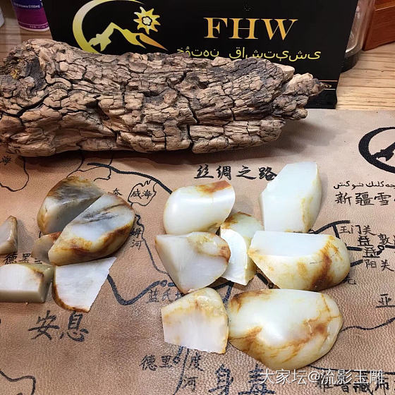 前段时间出售的一块作料，工作室把他切了，这是一块一斤多的料子，白度皮色都有了，就..._和田玉