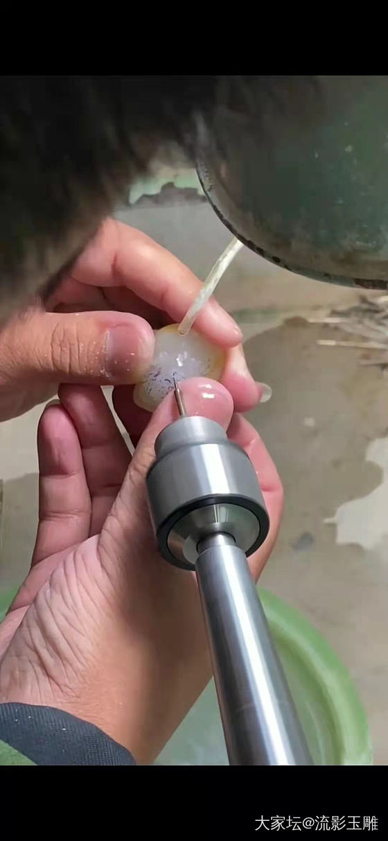 快到年底了，订单接了一大批，咱家和田玉雕师傅加班加点的工作。从原料到加工设计到最..._和田玉