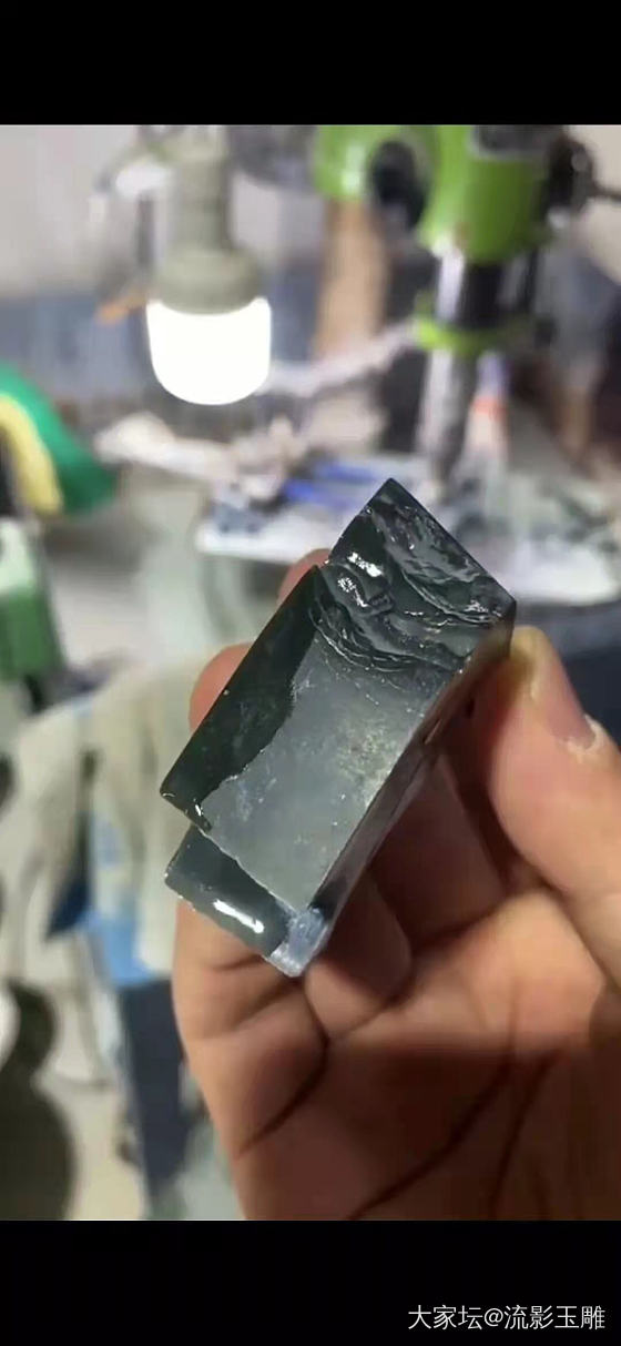 快到年底了，订单接了一大批，咱家和田玉雕师傅加班加点的工作。从原料到加工设计到最..._和田玉