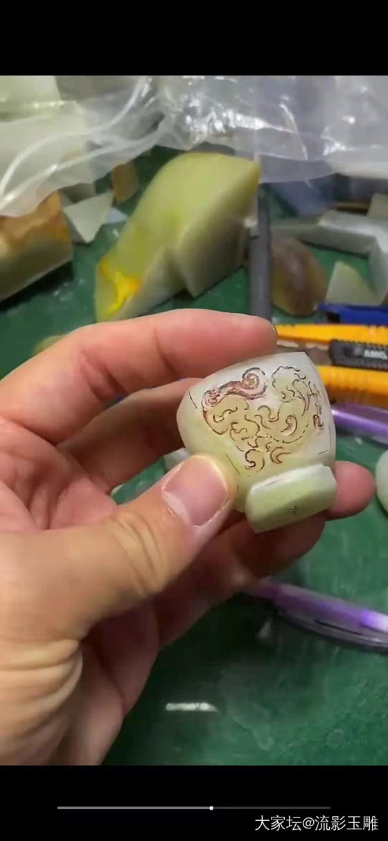 快到年底了，订单接了一大批，咱家和田玉雕师傅加班加点的工作。从原料到加工设计到最..._和田玉