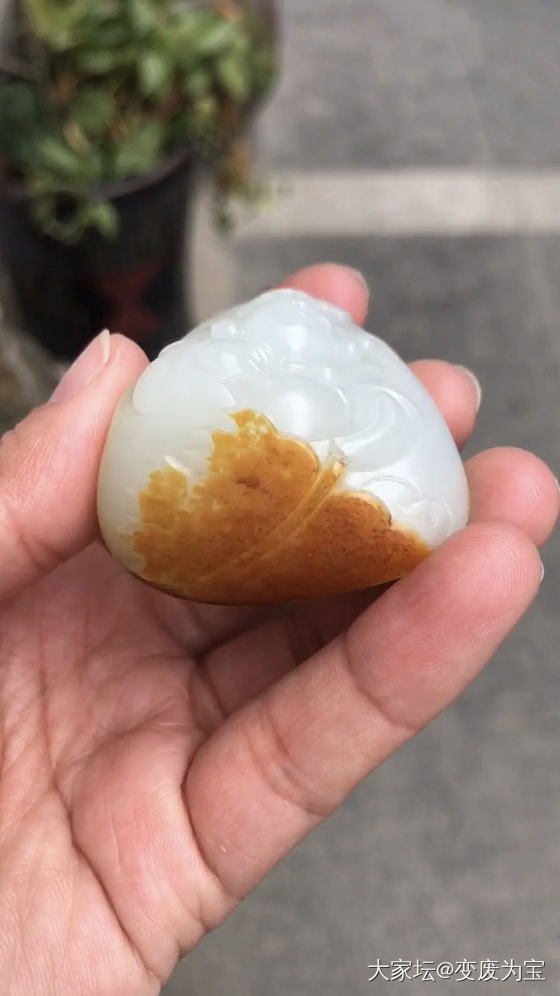 上次大开门籽料又来了，这次是在自然光下拍摄，请各位专家继续点评😄_和田玉