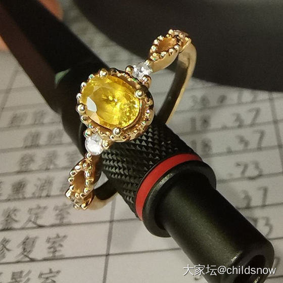 春天配个秀气的小花_戒指彩色宝石