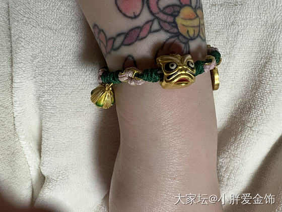 总算有时间把手上零散的小金子串在一起啦，不同于红色的热情感，绿色感觉更有春天的气..._金