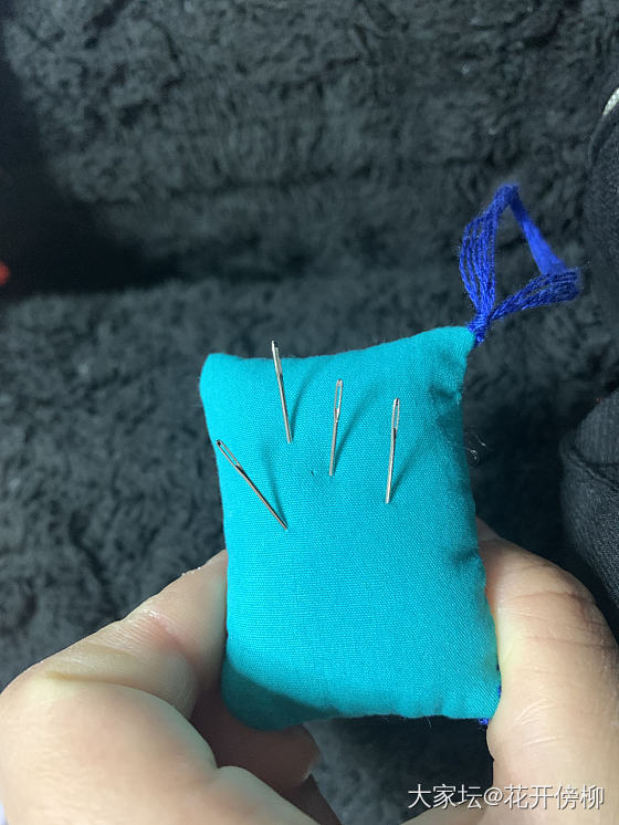 这个太废人了（图五）
做完虎头帽用剩余的布料做了个针包(图二）
然后又自找苦吃入...