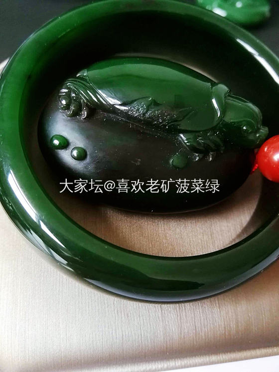 俄碧老矿纯正菠菜绿才是色货的顶级，以后多年前途无量，值得收藏！_和田玉