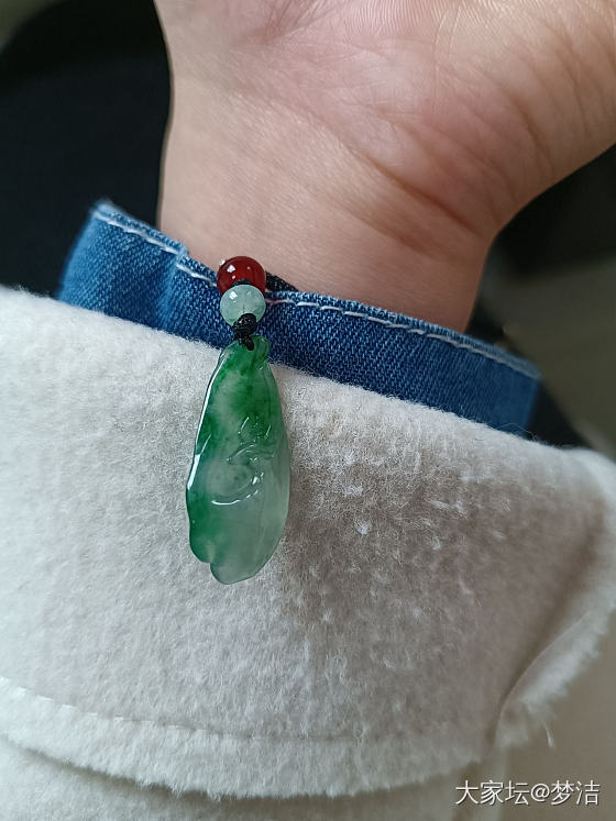 顺手系手串上了，看起来居然还不错_翡翠