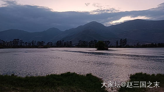 高级手工錾刻的千足银手镯。
传统手工艺之美，人情味远胜机器工业。_首饰