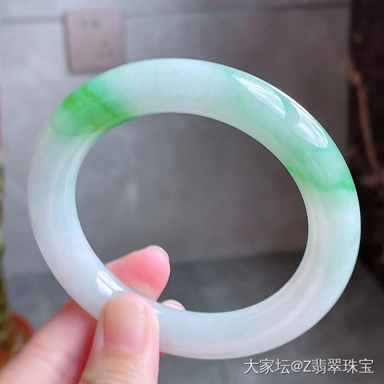 飘阳绿圆条手镯_翡翠