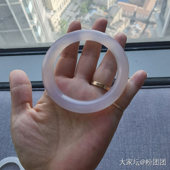 自刀了！！借老楼 出两个翡翠手镯 白底青和晴水 以及一些小零碎_翡翠