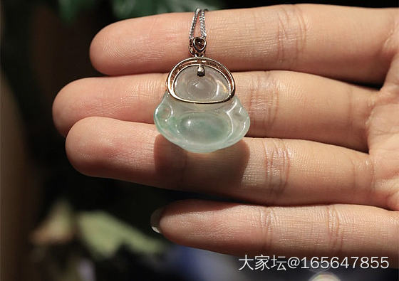 翡翠佛，大四最低档，麻烦大家给我看看值得不？_翡翠