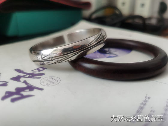 素华的竹带出了不锈钢的感觉，不知道为啥特别容易黑，不像芍药是特别白润的感觉_匠人银