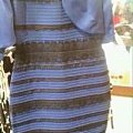 看看这个图片里的衣服是什么颜色，是白+金，还是黑+蓝？