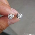 雪耻!更新图片了,自刀出九围一钻石耳钉,还有一颗哥伦比亚祖母绿,1.3CT左...