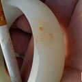 说是籽料镯子，但结构较松。