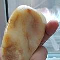 闺蜜在新疆游玩时候，捡到的石头，请大家鉴定一下是什么？