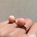 两件粉嫩嫩的戒指