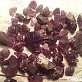 一包发黑的紫色蓝宝石原石，应该很便宜吧？？？