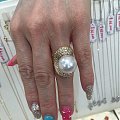 再分享几个本届神户珠宝展上超级艳丽高大上的珍珠戒指！国内为何没有这么漂亮的款...