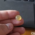 有水头的黄翡戒面用啥底色镶嵌好？