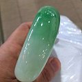 像一汪碧水游荡在手上，温润而心生怜爱