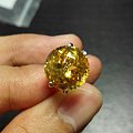 发一个金黄色完美切工正圆形刻面黄水晶