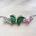 翡翠阳绿蝴蝶锁骨链，豪镶翡翠豆子耳坠。添加上身照