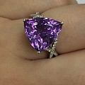 紫水晶切好了一样超闪的~秀自己的紫水晶戒指。