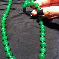 一条特别绿的翡翠珠链