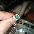 一个做好的祖母绿戒指，还有一颗芬达。。