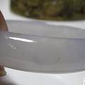 请老师们帮我看看这只带紫色的玉手镯，估个价