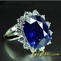 美丽的蓝色宝石戒指