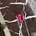 一颗4克拉多的热粉色的坦桑尼亚尖晶，请欣赏
