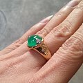 新买的素面祖母绿戒指