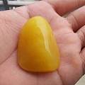 收了块原石打磨的蜜蜡，大神们给个鉴定呗