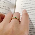 小米粒祖母绿，虽然不值钱，但戒指还是很精致的
