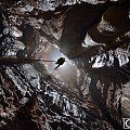 美国探险家在中国重庆发现巨大洞穴
