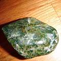 求大仙科普：这块小原石是不是新疆碧玉？谢谢了！