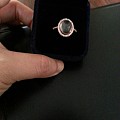 刚买个戒指，请老师帮我看看价？