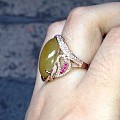 刚刚买了一个18K玫瑰金镶小碎钻黄翡翠戒指，自己觉得镶工还不错，拍了几张照片...