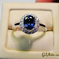 虽然没有威廉王妃的订婚戒指大，但她也是一颗很美貌的蓝宝石戒指哟