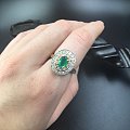 1克拉的祖母绿戒指，宝石小了点，但是戒指样子很好看呢