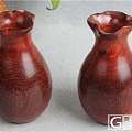 印度小叶紫檀木制花瓶，造型典雅，色彩沉着稳重，木质细腻
