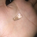 今天发现白水晶里面有颗金发晶