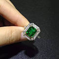 准备定制一颗5克拉的祖母绿戒指，店家给我推荐了一款，大家给个意见哈