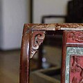【疤牛坊】清代楠木独板座面小椅，背板人物雕刻矿物彩