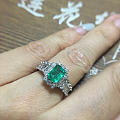 小克拉的祖母绿戒指和耳环